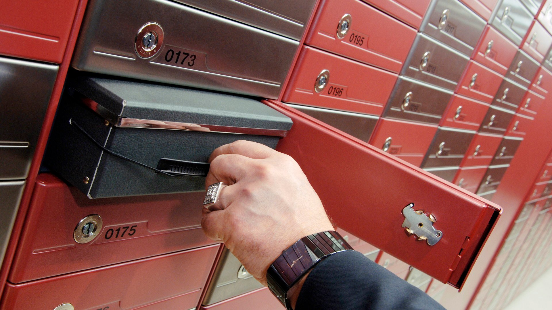 Mechanical safe deposit boxes